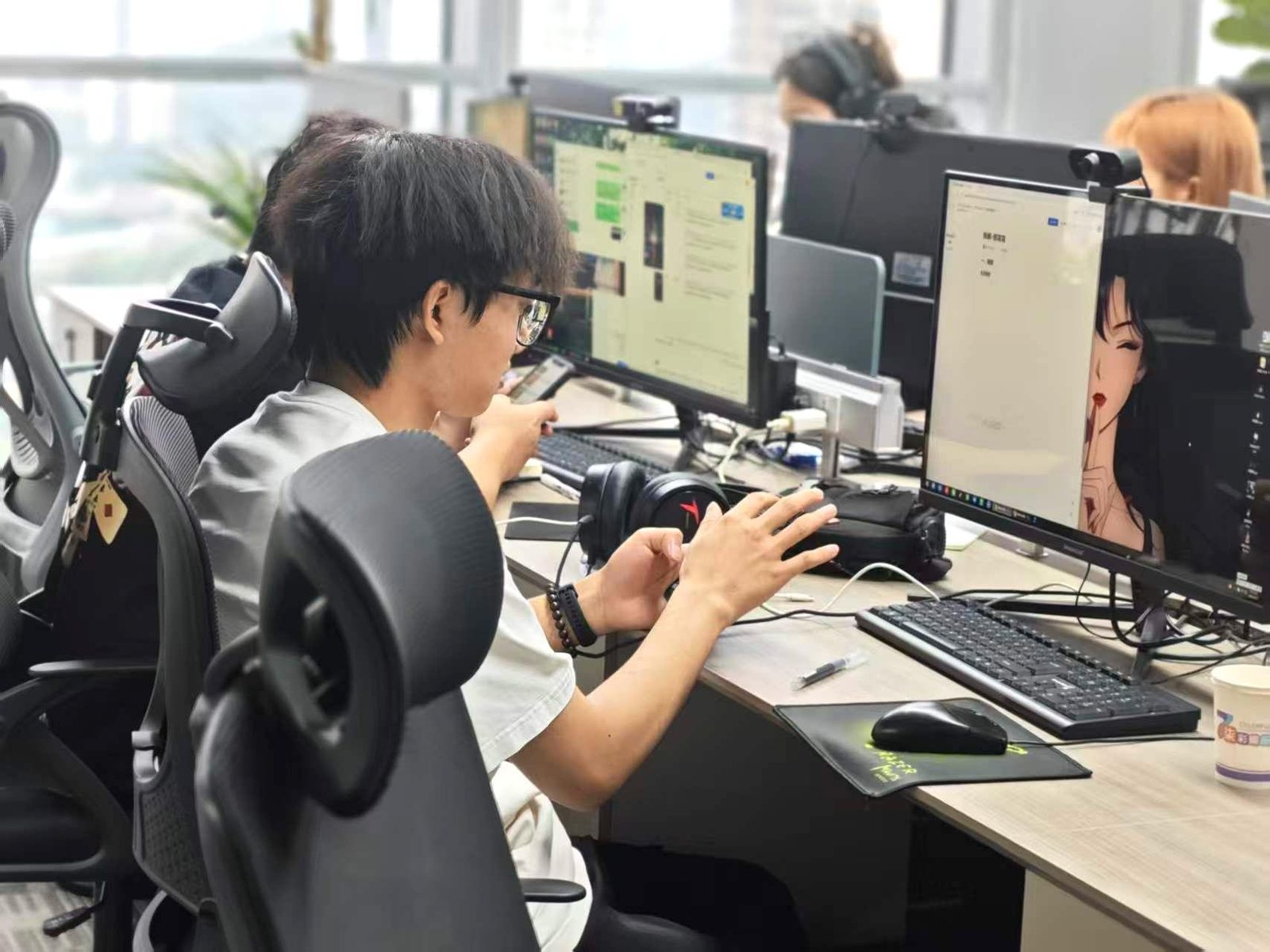 柒彩娱乐运营人员跟播并查看主播直播画面